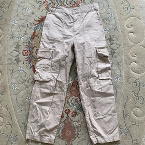 Cargobyxor från Monki - Cargobyxor från Monki. Storlek 38. Använt en gång och i bra skick