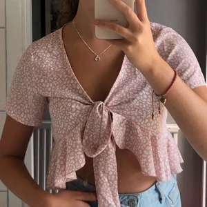 Topp - Säljer denna gulliga toppen från shein med knytning. Endast använd fåtal gånger.