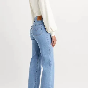 Levis Straight Jeans - Färgen är ljusblå, syns bäst på andra bilden! Modellen heter ”Ribcage Straight” och orginalpris är 1299kr. Skriv om ni har frågor💕 (Storlek 25, men jag har i vanliga fall 34/S) BUDA!