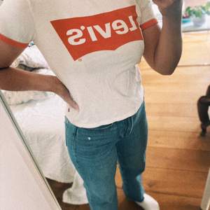 T-shirt från Levi’s ❤️‍🔥 Storlek XS (34-36) Använd 2 ggr.   Kolla gärna mina andra annonser - ger alltid paketpris 📦  Betalning via swish 💰   Skickas mot fraktkostnad - bjuder på frakten vid köp av mer än två saker ✅   #levis 