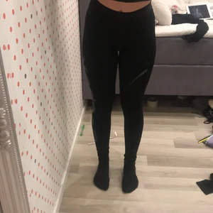 Träningsbyxor  - Säljer dessa super fina träningsbyxorna från Reebok för 70 kr som är i storlek s. Inga hål eller märken använt hyfsat.   
