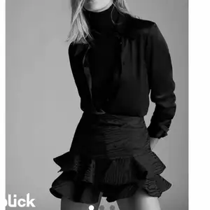 Snygg svart kjol i jätte bra skick säljer för ingen andvänding. Väldigt liten i storleken jag som brukar ha xs-s kan ha den här kjolen som är storlek M