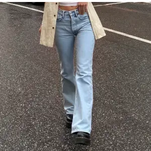 Säljer mina ursnygga acne jeans som inte kommer till användning då jag tycker de börjar bli lite små för mig:(älskar dem verkligen. Buda! Eller köp direkt för 850