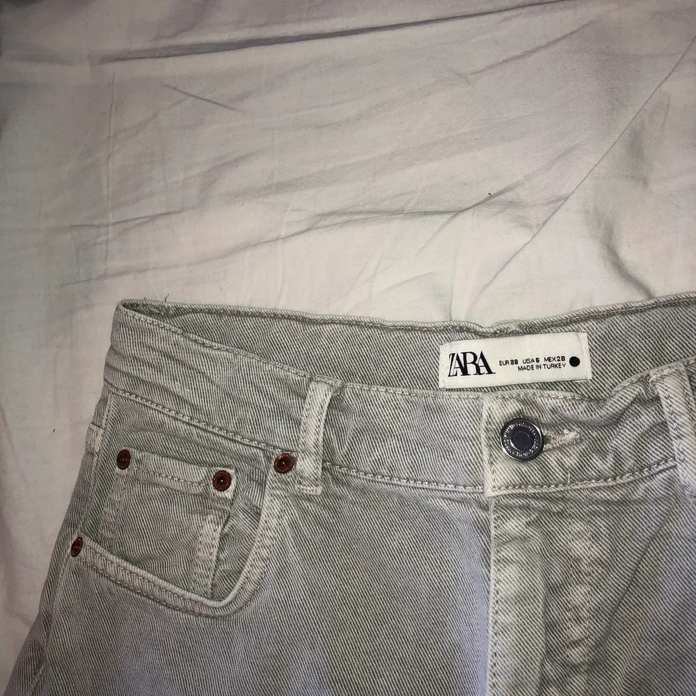Skitsnygga ljusgrå jeans från Zara, använd fåtal gånger så i princip nyskick, långa i benen! Hör av er vid frågor. Jeans & Byxor.
