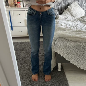 Skinny boot från Lee W28 L33 - Säljer mina Lee skinny bootcut jeans då jag ej använder längre. Dom är sköna å stretchiga. Low rise. W28 och L33. Jag är 176 cm lång 😊 buda gärna 💛 gratis frakt 📦 