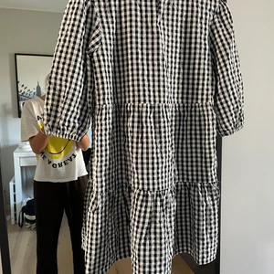 Rutig klänning  - Snygg rutig klänning från Hm. 🎸🎸 storlek 164/s/xs. Aldrig använd