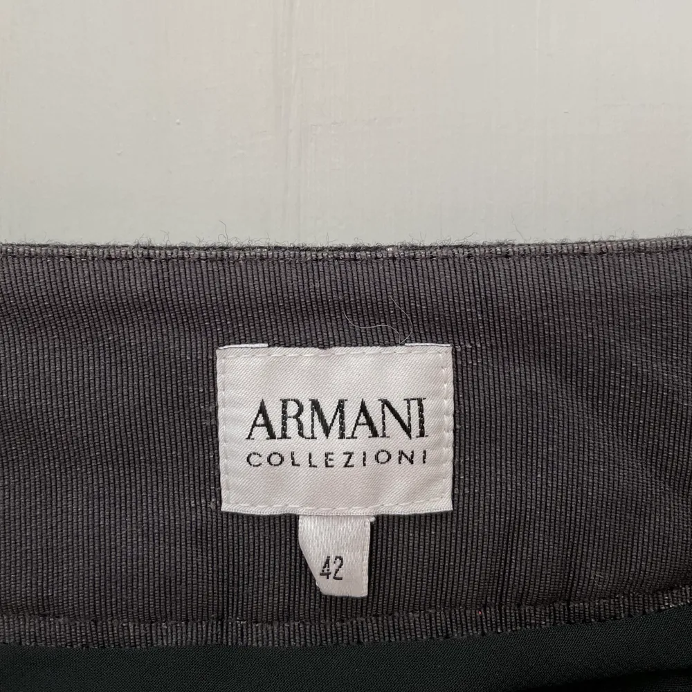 Snygga kostymbyxor i randigt lite tjockare tyg från Armani. Strl 42(?) - passar 34/36. Bra skick. 🧡. Jeans & Byxor.