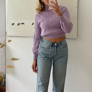 LILA TRÖJA ZARA🦄 - Snygg lite croppad stickad teöja från zara i ljuslila färg som passar superbra på sommaren!!💜💜 strl s och bra skick!