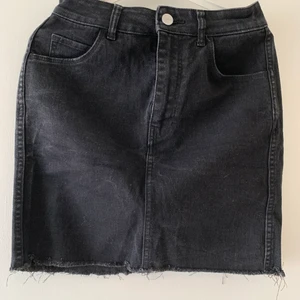 Svart jeanskjol - Svart jeanskjol från h&m, storlek 34. Är i bra skick och endast använd ett fåtal gånger. Kan mötas upp i Vellinge & malmö / köparen står för frakten. 