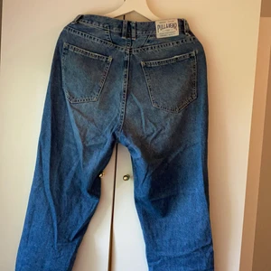 Pull&Bear Jeans  - Jeans från Pull&Bear strl 36. Ganska korta i modellen. Inte jätte stretchiga. Supersnygga och sköna jeans i använt skick men inte nära att gå sönder eller något sånt. Älskar dessa jeans men kan tyvärr inte ha de längre. Slå till! 💛💛💛💛