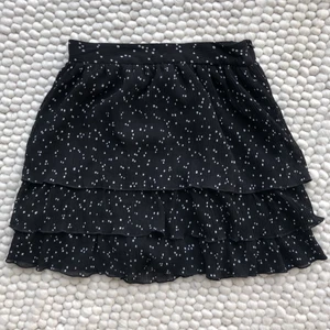 Kjol från zara - Säljer denna söta kjolen från zara. Den har shorts under (visas på andra bilden). Endast använd 1 gång så den är som ny. Budgivning vid flera intresserade. Frakt tillkommer på 51kr spårbart. Sista bilden är lånad!