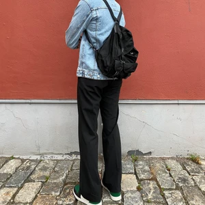 Svarta Kostymbyxor  - Svarta kostymbyxor i strlk 31 ish👍 