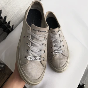 Tommy Hilfiger sneakers - Snygga Tommy Hilfiger sneakers i användskick💕 Kan även fraktas!