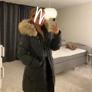 Hollies jacka - En vinterjacka från hollies med äkta päls. Den är endast använd en halv vinter och den är i jättebra kvalite. Kan frakta den. Den är i storlek 38 men går att spänna in och ut som man själv vill. Jag har egentligen storlek 34.