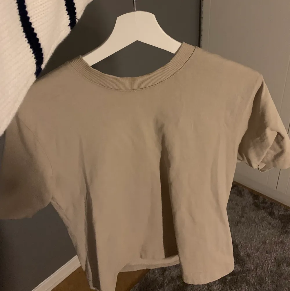 Beige tröja från Gina som är sparsamt använd, skriv privat för fler bilder 😇😇. T-shirts.