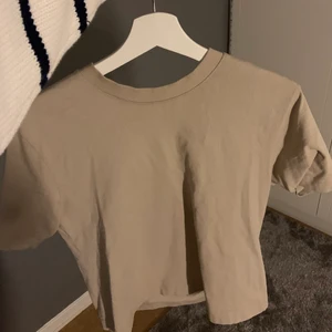 Beige tröja - Beige tröja från Gina som är sparsamt använd, skriv privat för fler bilder 😇😇