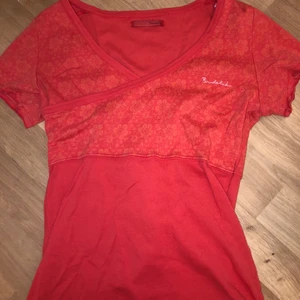 2000s topp - Säljer denna jättesöta 2000s toppen som jag fick av min moster som hade på sig när hon var yngre. Väldigt fint skick och skulle säga att frn passar S och någon storlek större då den är väldigt stretchig och ganska stor i storleken. Om ni har några frågor eller vill ha fler bilder är det bara att höra av sig så svarar jag så snabbt jag kan ((: