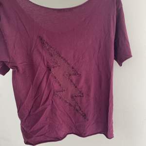 Vinröd Zadig T-shirt med blixt på baksidan⚡️⚡️ 