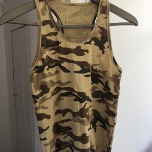 Linne från Lee, strl S/XS - Kamouflage linne från Lee. 