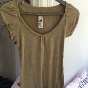 Topp Zara, strl S - Fin mjuk topp med fin urringning, strl S.  🌿☘️🫒