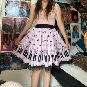 Kawaii kjol från ebay - Fin kjol i rätt så bra skick lite slitage se den sista bilden. Katt i hemmet. Den svarta bandet e strechigt men lite tight för mig som har xs kanske bäst för någon som har xxs. 