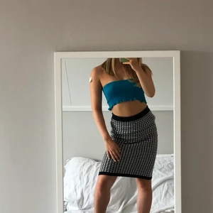 Stickad kjol - Så skön stickad kjol i jättefint skick! Passar bra på vintern när det blir lite kallare då den är lite varmare. Kollar gärna in mina andra annonser💞