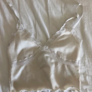 Trendigt linne  - fint linne från HM som passar perfekt till ett par linnebyxor eller bara vanliga jeans. säljer pga att jag har många liknande.