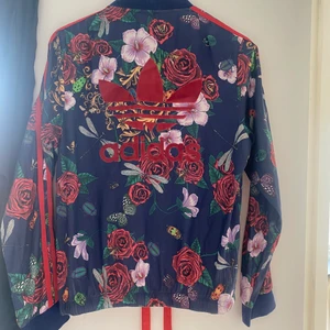 Limited edition Rita Ora for Adidas - En limited edition tröja från Rita Oras samarbete med Adidas, storlek 38/M, bra skick!!