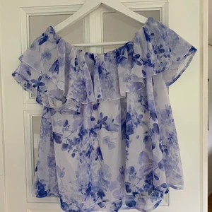 Sommarblus - En underbar sommarblus. Har tyvärr inte använt den så mycket och nu har jag bytt stil. Underbar att ha en sommardag!