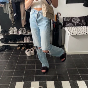 Jeans - Så fina Zarajeans med hål på knäna. I en jättefin ljusblå tvätt, oversized fit. Slutsålda, köpta och använda under förra sommaren. Är sånna jeans som går att klippa, dock har jag inte gjort det men den går enda ner till marken på mig som är 170. Har knäppt dem lite annorlunda så att de ska passa mig bättre i midjan men de går såklart att knäppa vanligt. Hör av er om ni har några frågor eller funderingar, kram🖤 