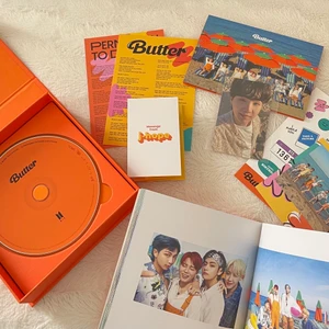 Butter CD Peaches Version  - Butter CD Peaches Version köpt från Weverse. Allting inkluderat, photocard lagd i en sleeve direkt efter den blev dragen. Allting är i nyskick då precis köpt. 366 kr med inkluderad frakt, hör av dig om du är intresserad! 