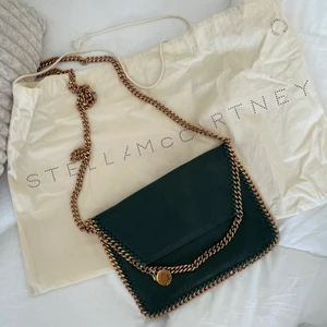 Stella Mccartney mini shoulder bag - Stella McCartney Bag Grön mini Falabella tote väska från STELLA MCCARTNEY med guld kedjelänk, magnetfäste, logotyp charm,  foder med logotryck. Väskan är nästan som ny skick har knappt använt den.