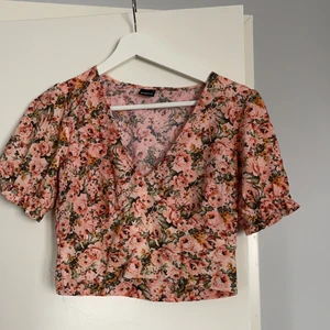 Blommig topp - Blommig croppad topp från Ginatricot, storlek S. 🌸 Köparen står för frakten 🥰