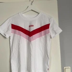 Levi’s tröja - Levis tröja i storlek XS, sparsamt använd. Köparen står för frakten 🥰