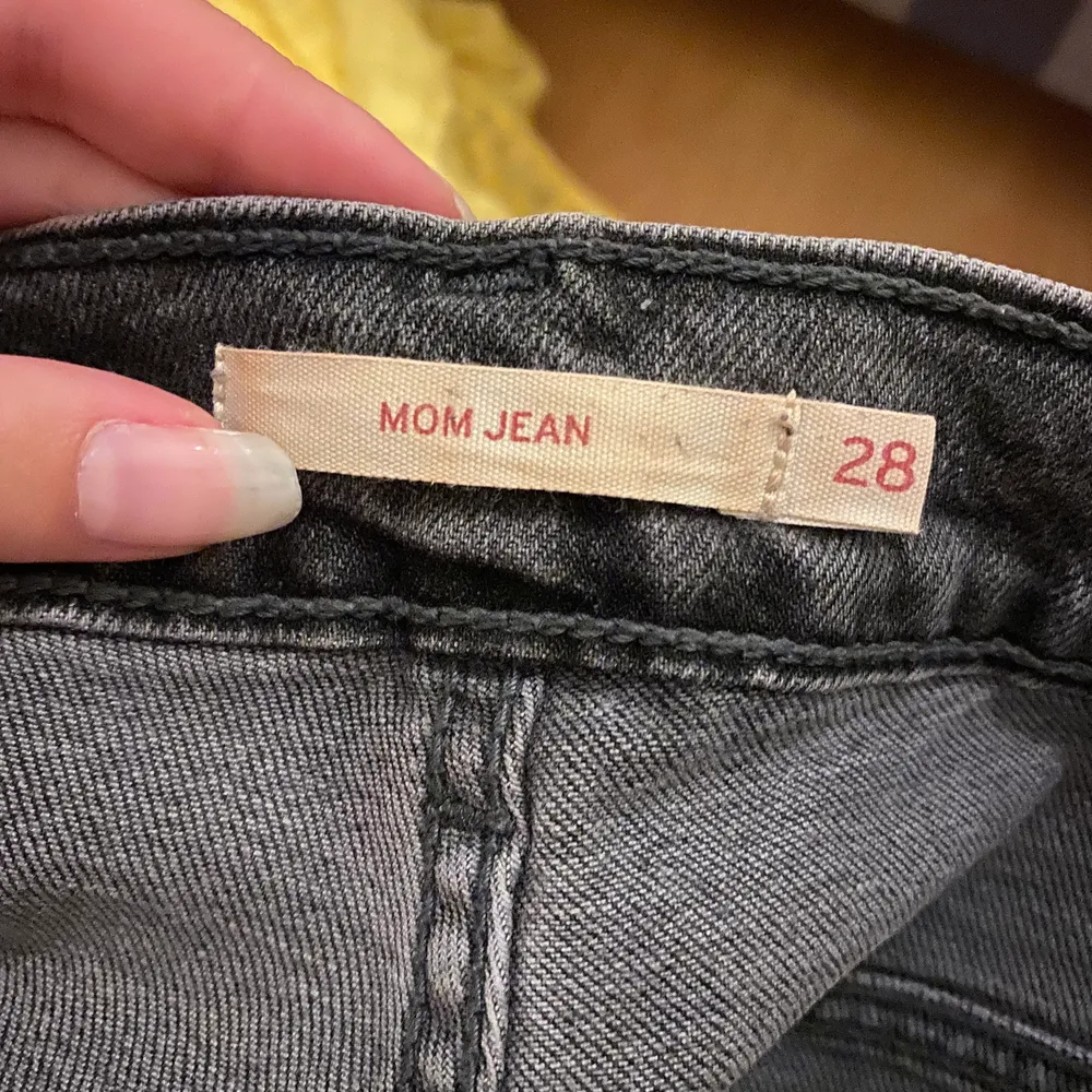 Säljer min systers Levi jeans som blivit för stora för henne. . Jeans & Byxor.