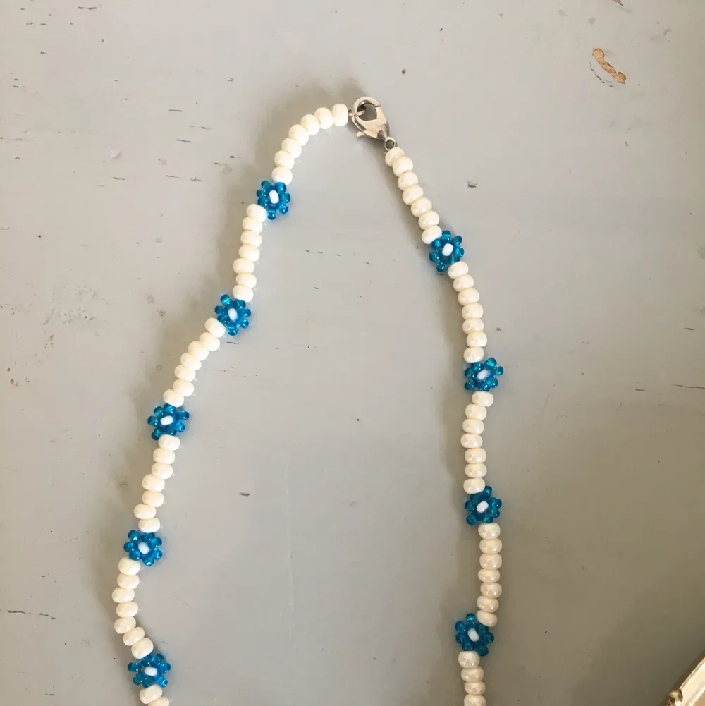 Säljer dessa fina pärlhalsband med blommor som jag gjort själv 🥰 finns i grönt och blått 💚💙 ett halsband kostar 20 kr och två stycken 30 kr det blå halsbandet är 34 cm långt och det gröna 37 cm. Accessoarer.