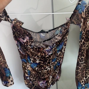 Leopard fjäril bodysuit off ahoulder - Aldrig använd! Jätte fin leopard butterfly top! 🦋🦋🦋🦋 