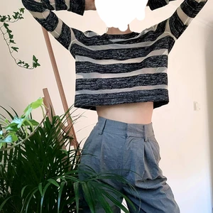 Grå kostymbyxor  - Säljer dessa grå kostymbyxor i storlek 36 ifrån H&M. Supersköna och passar till typ allt. De är I jättebra skick. Köpare står för frakt. Säljer billigt pga att jag ska flytta och behöver sälja kläder snabbt. Se gärna min profil 😊