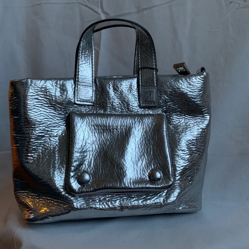 Silvriga handväska från Zara. Rymlig och så cool, har tyvärr en liknade och har drf aldrig kommit till användning. Prislapp kvar!. Väskor.