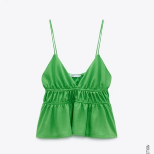 topp med rynkning, zara - Ett superfint linne från zara i en grön färg. Slutsålt i storlek S. Det är i väldigt bra skick då det aldrig har kommit till användning! Skriv privat för bättre bilder. Buda gärna💚