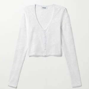 spetskofta från weekday - kofta i spets från weekday i nyskick💕