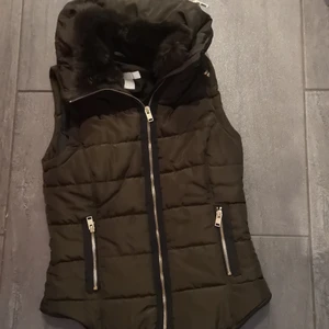 Hm varm väst  - Använt ett par gånger. Ny skick. Köparen står för frakt 