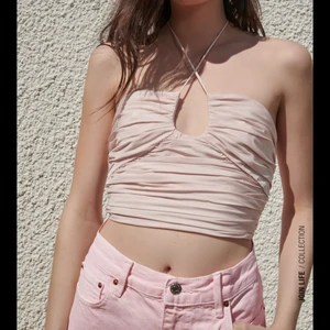 Zara limited edition topp  - Superfin och trendig limited edition topp från zara som är helt slutsåld,  tyvärr så köpte jag en för liten storlek och därför säljer jag💕 Tröjan är helt oanvänd och har lappen kvar. Köpt på zaras hemsida för 400kr för ungefär 2 månader sen🥰  Köpare står för frakt.