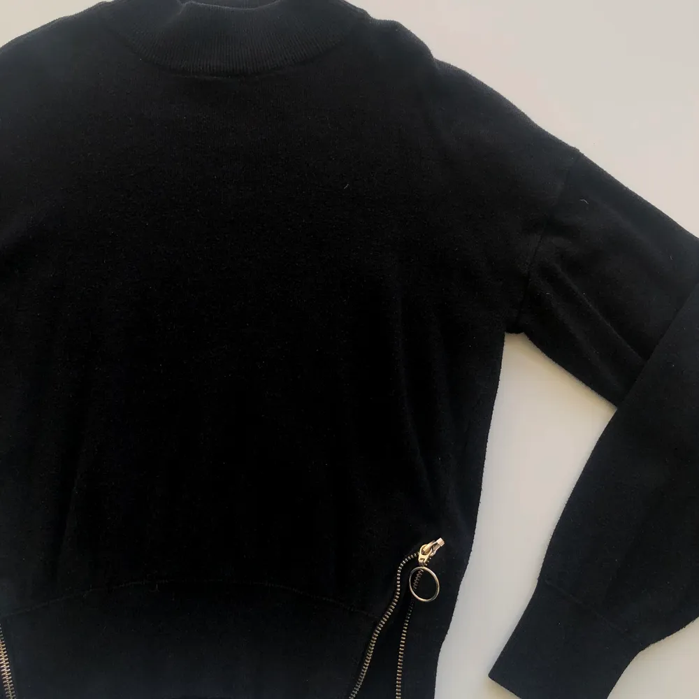 Så fin svart tröja som är köpt på MQ💗Strl xs men passar mig som e S också💗. Tröjor & Koftor.