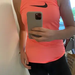 Ett tränings linne från Nike och är i storlek L. Jag har vanligtvis storlek M eller S och så sitter tröjan på mig.