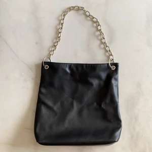 Forever 21 väska - Väska från Forever 21. Sparsamt använd. Frakten är spårbar och inräknad i priset.