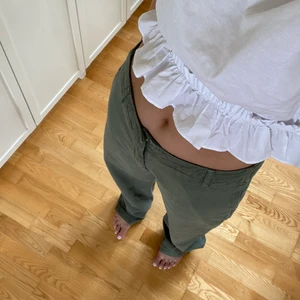 Gröna zara jeans - Så sjukt snygga slutsålda gröna jeans från Zara. Aldrig använda med lappen kvar och allt. Storlek L men sitter jättesnyggt oversized på mig som brukar ha S/M. Lite långa på mig som är 170 cm men lägger sig snyggt över skorna 🤩. Säljer då jag har alldeles för många jeans. 💚💚💚