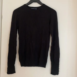 ZARA - Fin tröja från Zara med pärldetaljer längst handleden på utsidan, använd ett fåtal gånger:)