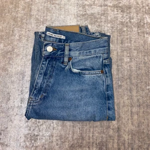 Junkyard jeans  - Blå jeans från junkyard, har använt den en gång så nästan helt nya. Straight leg som slutar precis över fötterna på mig (är 169 cm). 