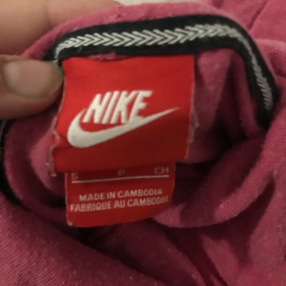 Säljer nu min jättefina äkta Nike hoodie som tyvärr inte kommer till användning längre:( använd ca 10-20 ggr men är i total nyskick.🤍 strl S men passar även xs.🤍 frakt är inräknat i priset. Tröjor & Koftor.